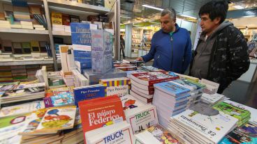 Arrancó este jueves la Feria del Libro Rosario en el Centro Cultural Roberto Fontanarrosa.