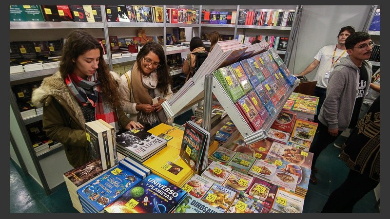 Arrancó este jueves la Feria del Libro Rosario en el Centro Cultural Roberto Fontanarrosa. 