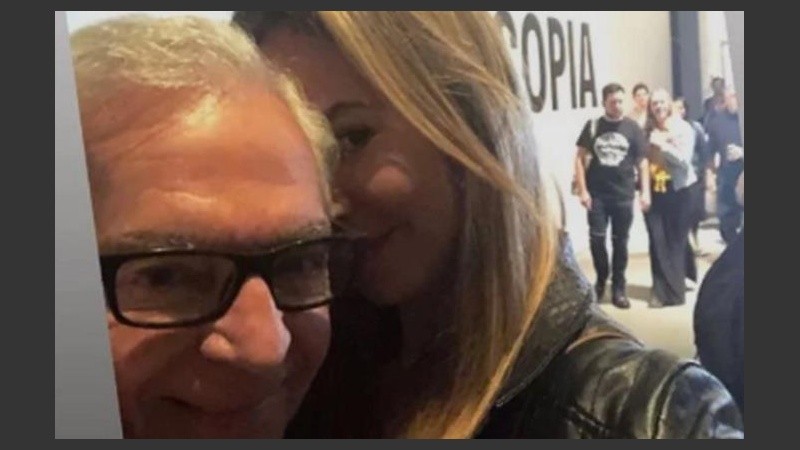 Eduardo Constantini se mostró muy feliz con su nueva pareja. 