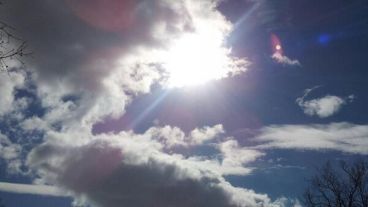 Un sol que se abre paso entre el gris.