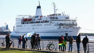El barco imponente en el río Paraná.