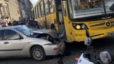 El auto impactó contra la parte delantera derecha del colectivo.