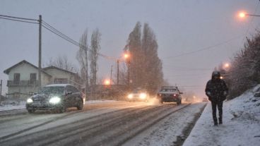 Las calles de Bariloche quedaron cubiertas de nieve.