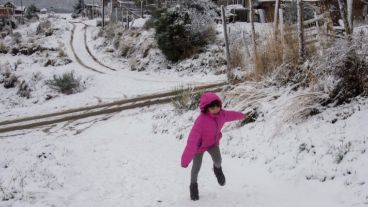 Los chicos se lanzaron a las calles para jugar con la nieve.