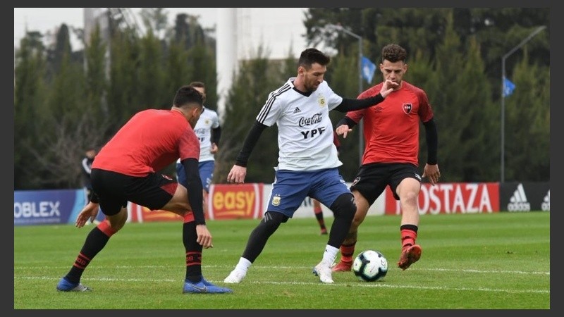 Messi rodeado de camisetas de Newell's este sábado en Ezeiza. 