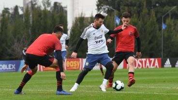 Messi rodeado de camisetas de Newell's este sábado en Ezeiza.