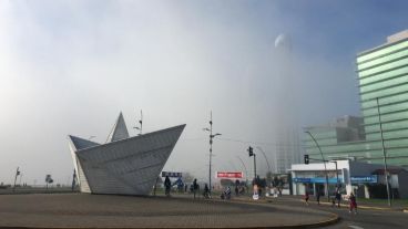 Sobre el río, una verdadera nube superficial.