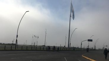 Sobre el río, una verdadera nube superficial.