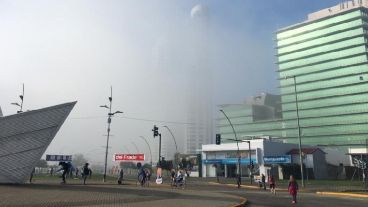 Sobre el río, una verdadera nube superficial.