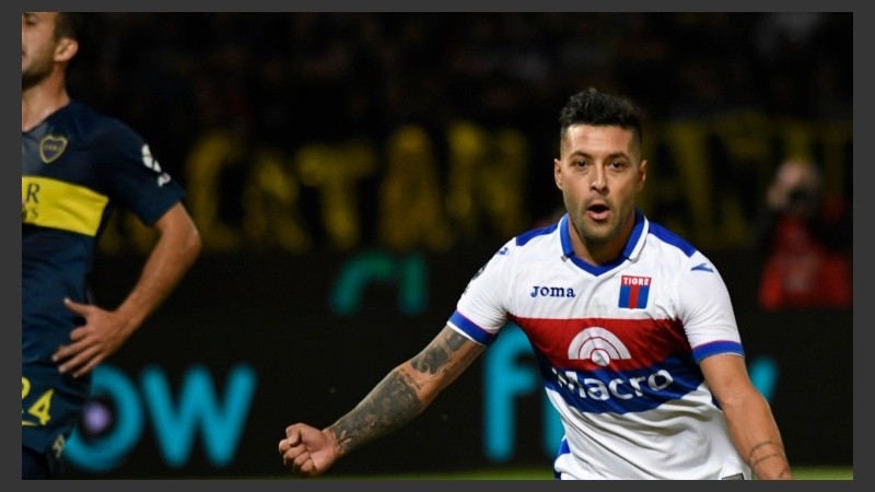 Janson celebra el gol de penal que selló el resultado.