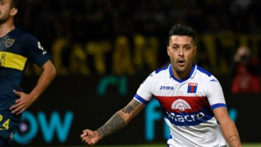 Janson celebra el gol de penal que selló el resultado.