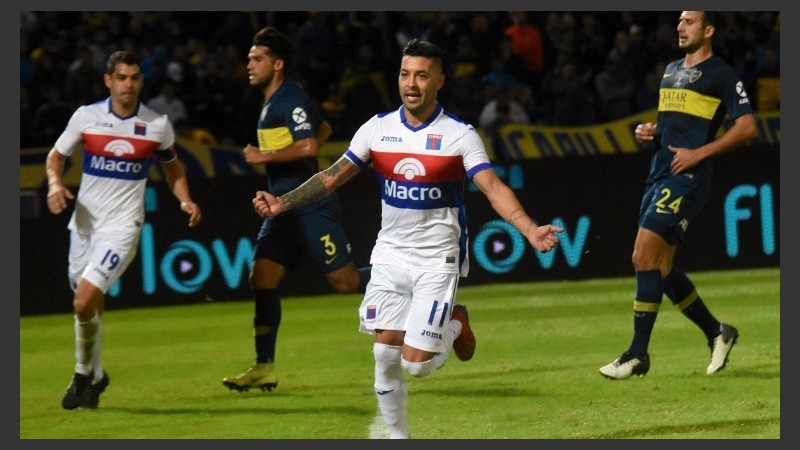 Janson celebra el gol de penal que selló el resultado.
