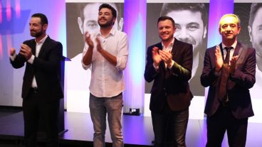 El aplauso final tras el debate.