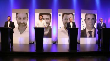Los candidatos en sus atriles, debate en marcha.