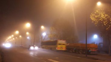 Niebla sobre la ciudad este lunes muy temprano.