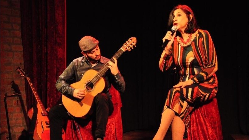 Desde el humor, el drama, la música y la poesía, el espectáculo propone un recorrido que emociona