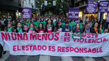 La marcha Ni una menos recorrió el centro de Rosario y terminó en el Monumento a la Bandera.