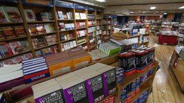 El interior del barco donde se encuentra la librería.