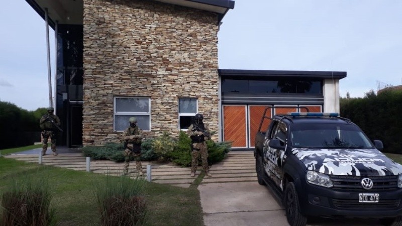 Los investigadores se toparon con una casa de lujo en Puerto Roldán.