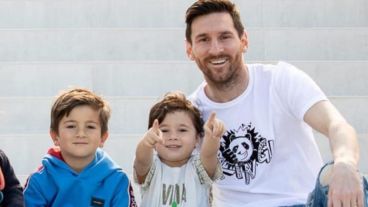 El crack rosarino con sus dos hijos mayores.