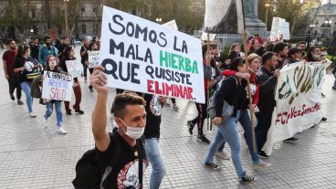 La marcha de los barbijos por el centro de Rosario en el Día Mundial del Medio Ambiente.