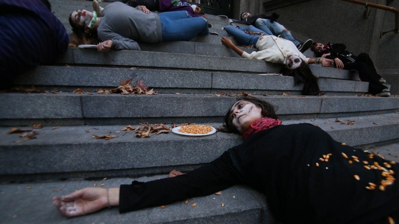 Una intervención en las escalinatas de la Bolsa de Comercio.