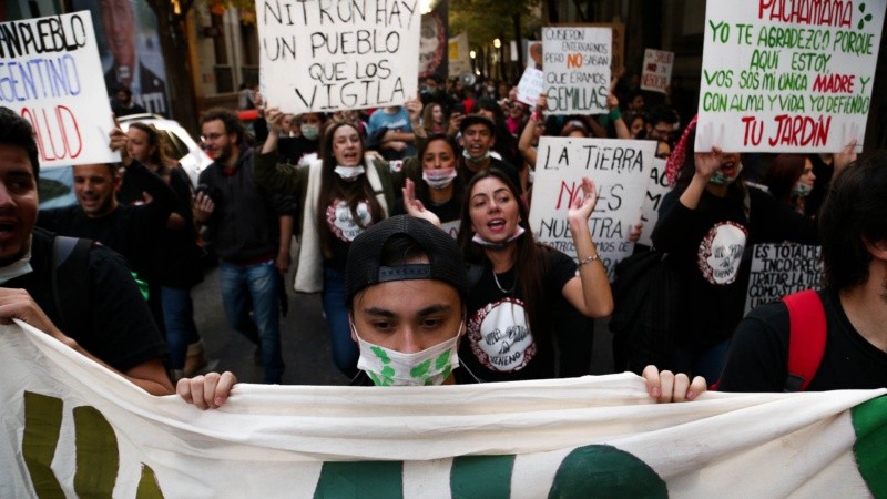 La marcha de los barbijos por el centro de Rosario en el Día Mundial del Medio Ambiente.