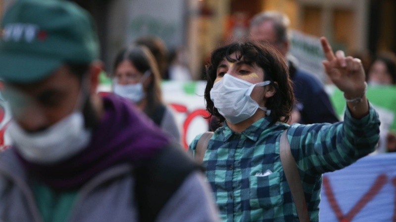 La marcha de los barbijos por el centro de Rosario en el Día Mundial del Medio Ambiente.
