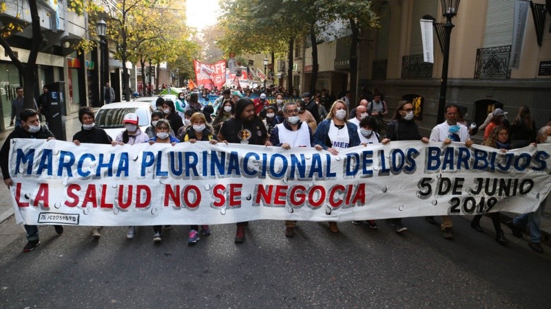 La marcha de los barbijos por el centro de Rosario en el Día Mundial del Medio Ambiente.