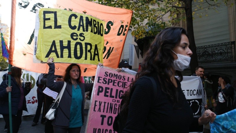 La marcha de los barbijos por el centro de Rosario en el Día Mundial del Medio Ambiente.
