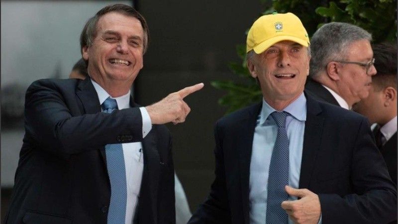 Bolsonaro le obsequió una gorra de Brasil a Macri. 