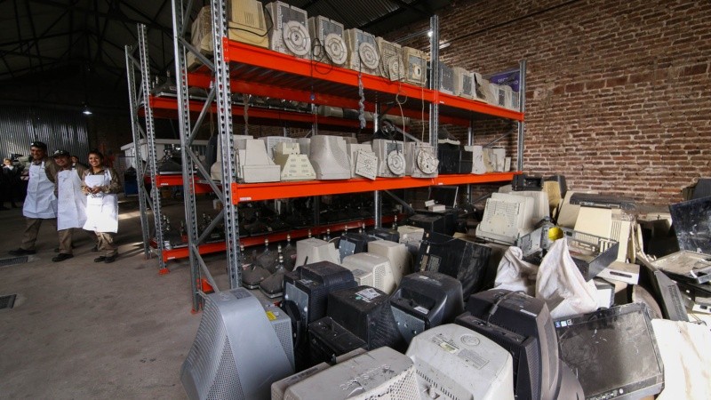 Parte de los residuos electrónicos para ser tratados y reciclados.
