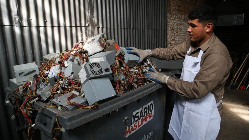 Residuos informáticos en uno de los contenedores que hay en el nuevo lugar de trabajo.