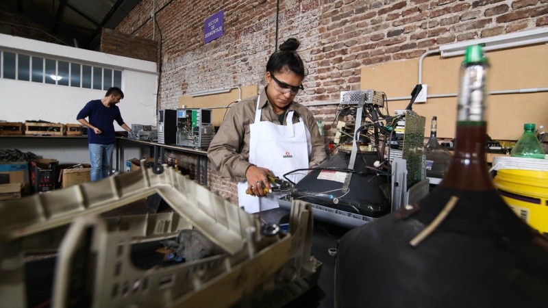 Personas que antes se ganaban la vida cirujeando en el relleno sanitario ahora trabajan en esta nueva iniciativa.