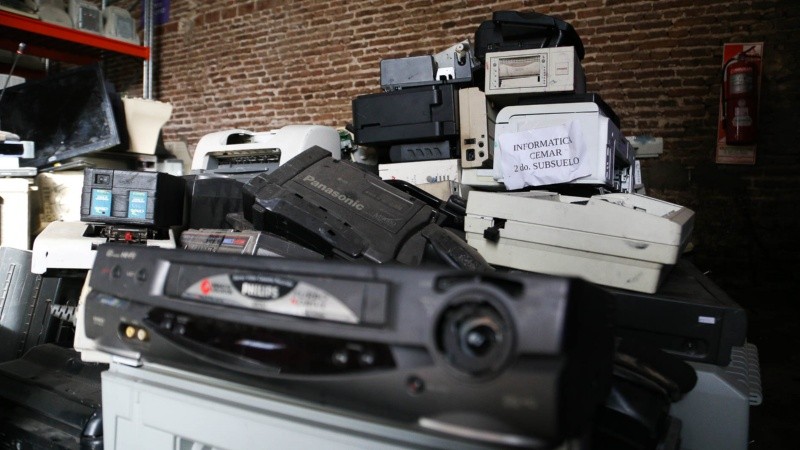 Parte de los dispositivos electrónicos que ya no se usan y fueron cedidos para su tratamiento.