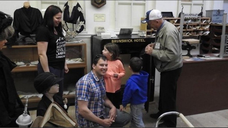 El turista que abrió su caja fuerte y su familia.