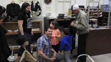 El turista que abrió su caja fuerte y su familia.