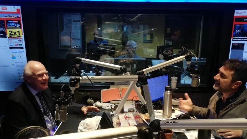 Miguel Lifschitz visitó los estudios de Radio 2 y fue entrevistado en Radiópolis. 