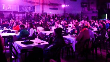 En cada Club del Encuentro, vecinos y vecinas se reúnen alrededor de un escenario para disfrutar de propuestas artísticas.