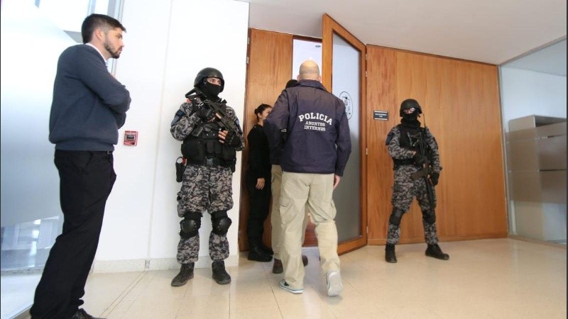 Policías en la audiencia imputativa de este viernes. 