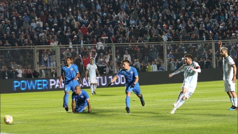 La definición de Messi en su primer gol a Nicaragua en San Juan. 