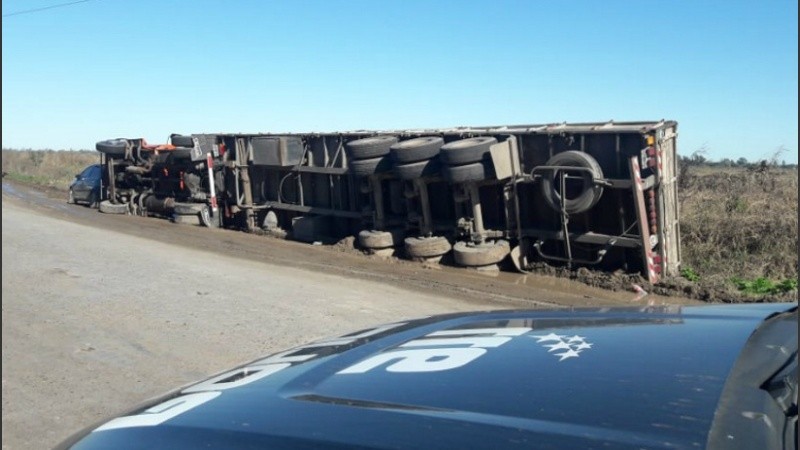 El camión tumbado cerca de Andino este viernes.