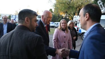 Corral y Bonfatti se saludan en la puerta.
