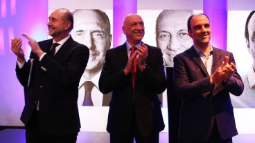 Los candidatos tras finalizar el debate.