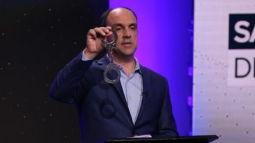 Corral muestra esposas para criticar al gobierno por la fuga de presos.