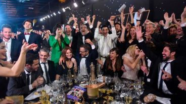 El elenco de "100 días" celebra su martín Fierro de Oro.