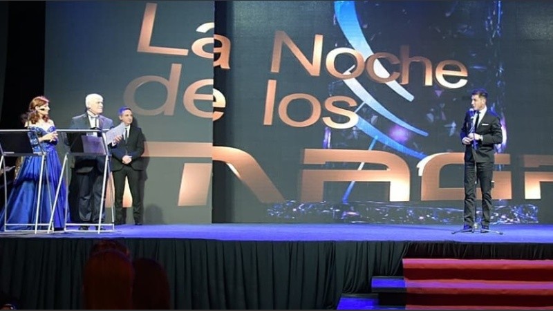 El momento en el que Pablo Montenegro agradece el premio.