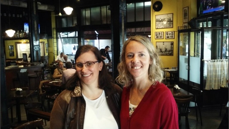 Cecilia Di Prinzio y Emma O´Brien realizaron la primera actividad del año de AcercaCiencia en Rosario. (Foto: C. Pairoba).
