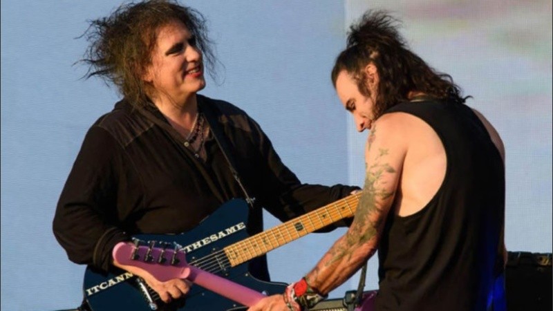 Dos chicos imaginario: Robert Smith y Simon Gallup.