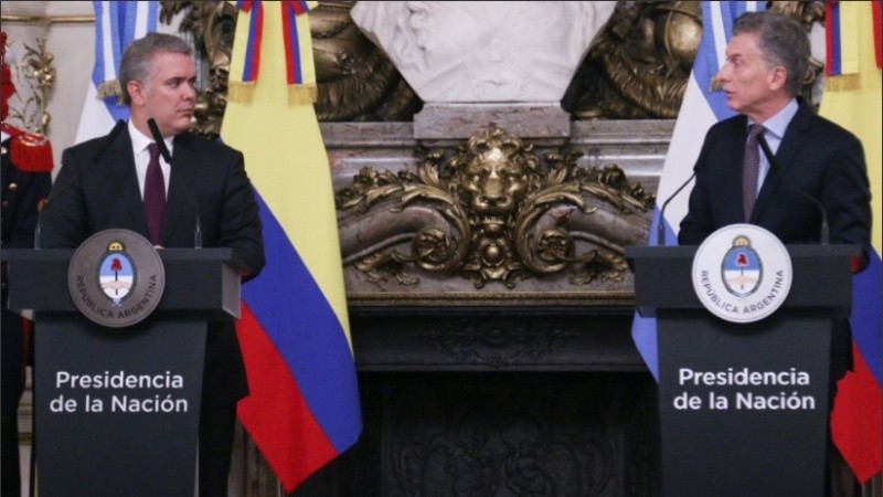 El momento en que Macri hace el chiste al mandatario colombiano.